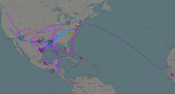 A map of Norh America and the Atlantic Ocean showing the flight paths of 25 aircraft crisscrossing the US, Central and South America. One plane is over Western Africa.